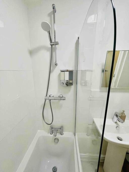 Newly Refurbished, Central Apartment With Permit Parking Bath Exterior foto